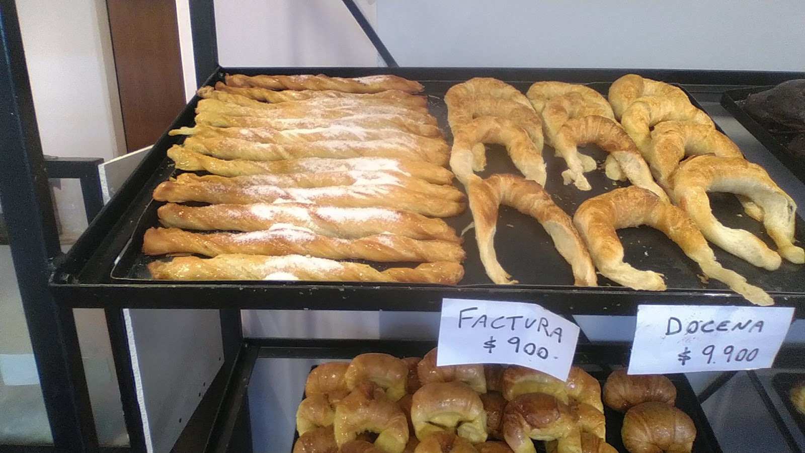 Medialunas y facturas artesanales